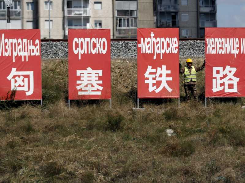 Una ferrovia e il simbolo della trappola cinese in Ungheria