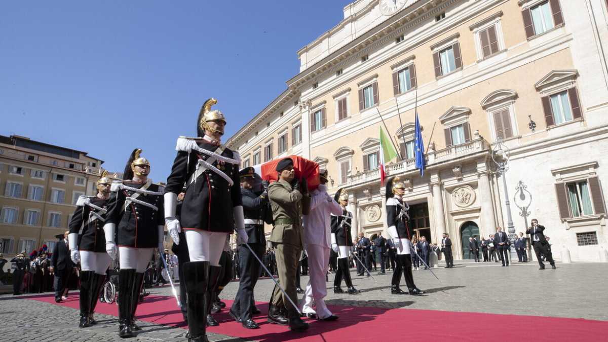 Immagine di I funerali di Napolitano e i sindacati a Palazzo Chigi