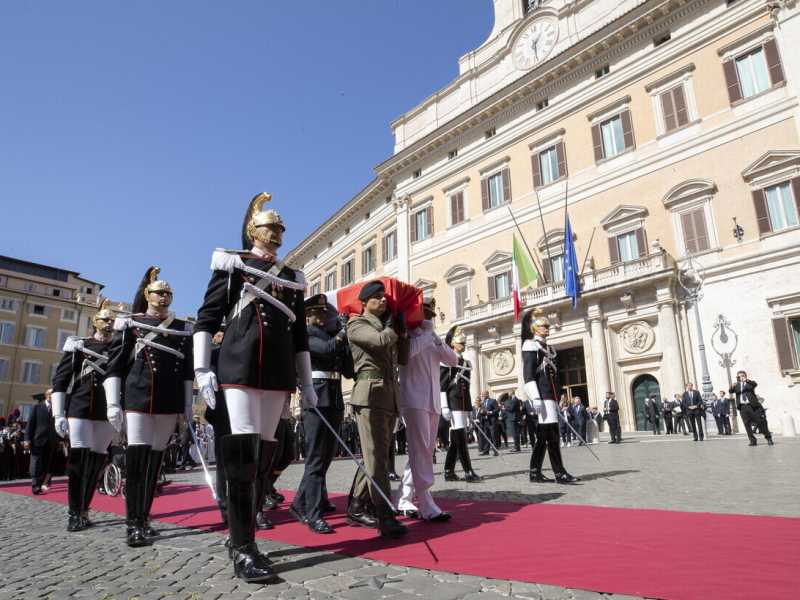 I funerali di Napolitano e i sindacati a Palazzo Chigi