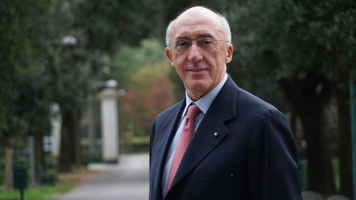 Immagine di Piccoli Berlusconi crescono, tra squadre di calcio e giornali