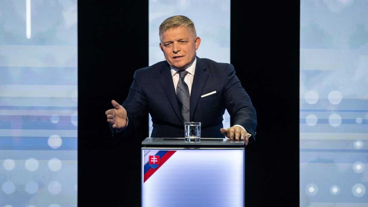 Immagine di L'ex premier slovacco Robert Fico rischia di vincere le elezioni. Rischio Orbán per i socialisti europei