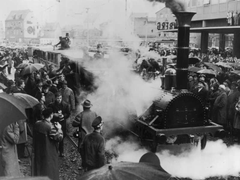 10 dicembre 1960: una replica del primo treno tedesco per celebrare l'apertura della prima ferrovia tra Norimberga a Furth 125 anni prima (Foto di Keystone/Getty Images)&nbsp;<br />