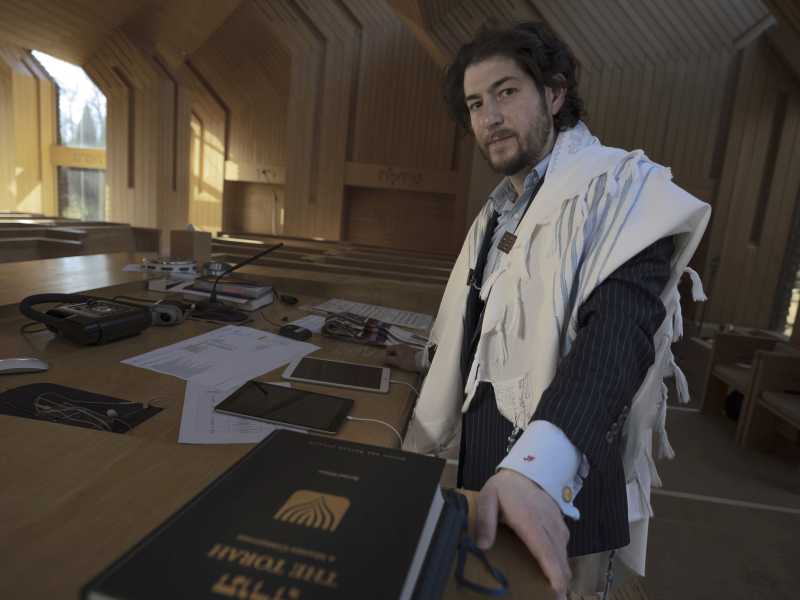 Il rabbino Joshua Franklin all&rsquo;interno del santuario del Jewish Center of the Hamptons a East Hampton, New York (foto Lapresse/Robert Bumsted)&nbsp;<br />