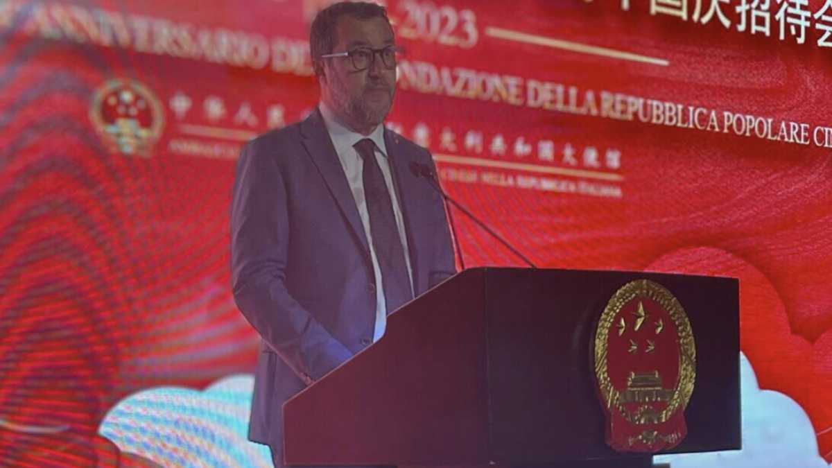 Immagine di Salvini celebra la Cina all’ambasciata. Il mondo nuovo della propaganda