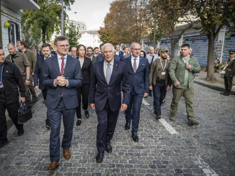 Kuleba e Borrel a Kyiv - Foto LaPresse 