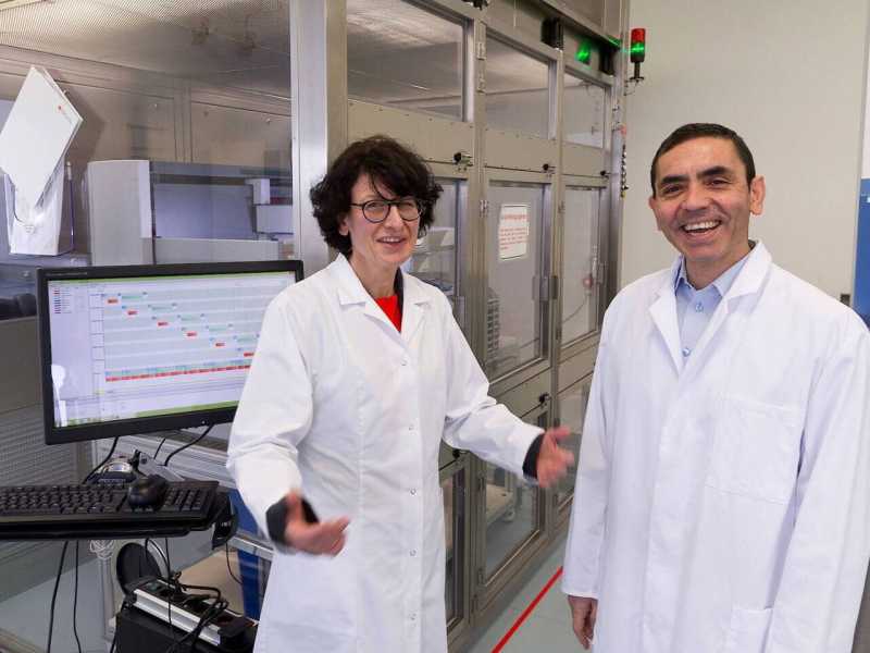 &Ouml;zlem T&uuml;reci e Uğur Şahin (via Twitter)<br />