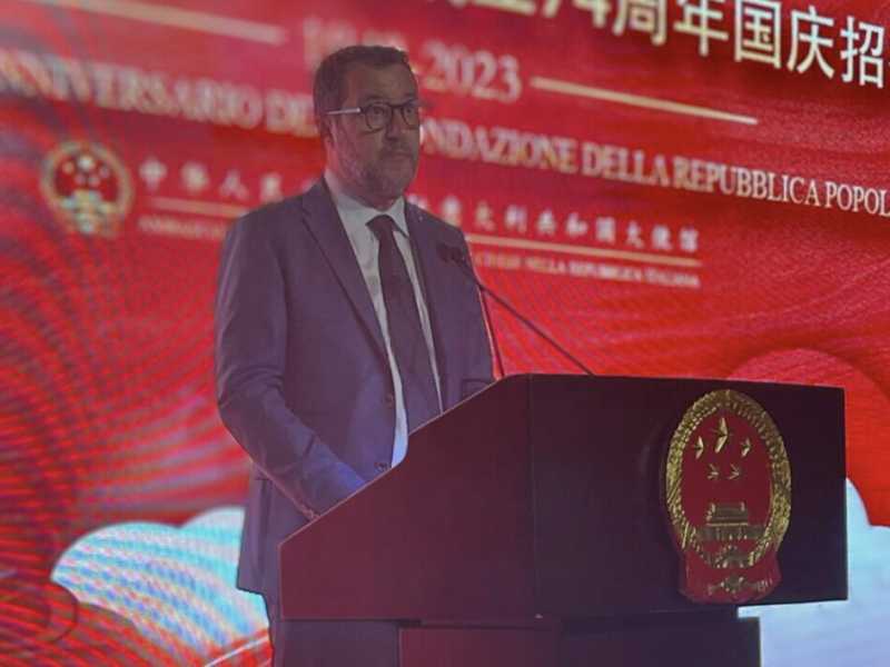 Salvini celebra la Cina all’ambasciata. Il mondo nuovo della propaganda