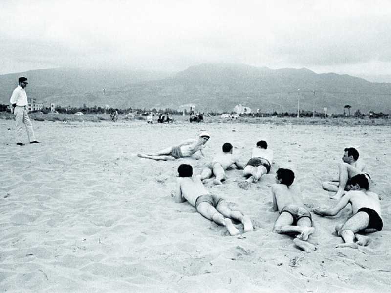 Pier Paolo Pasolini sulla spiaggia del Cinquale, giugno 1959 (foto Archivio Paolo Di Paolo) <br />
