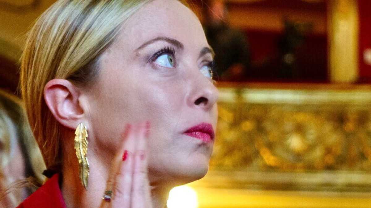 Immagine di Le Grand Complot. Un aperitivo con i fantasmi di Meloni
