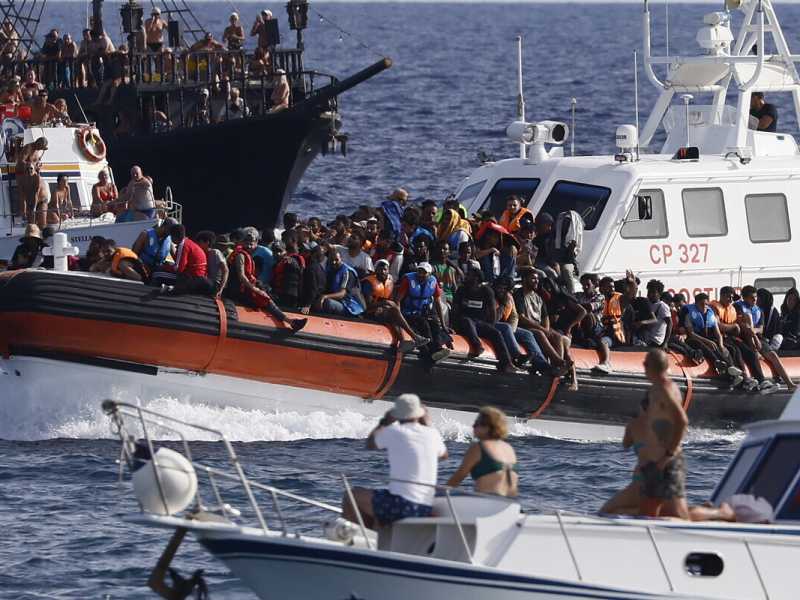 C'è l'intesa sul Patto Ue migrazione e asilo: la Germania fa retromarcia sulle ong