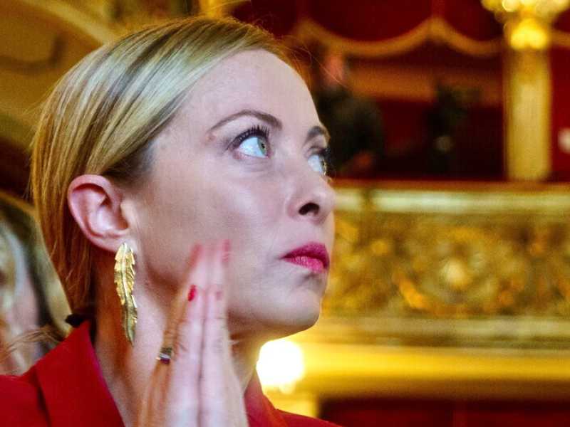 Le Grand Complot. Un aperitivo con i fantasmi di Meloni