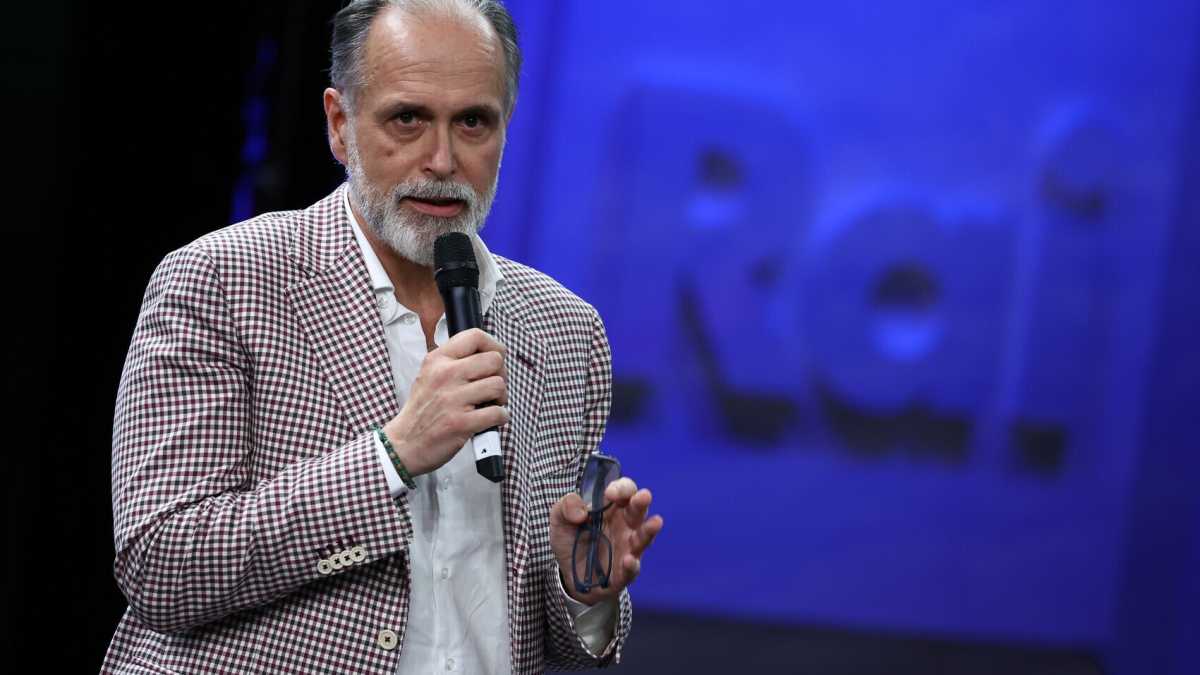 Immagine di La pipa di Giampaolo Rossi: "Abbiamo ereditato una Rai da brividi"