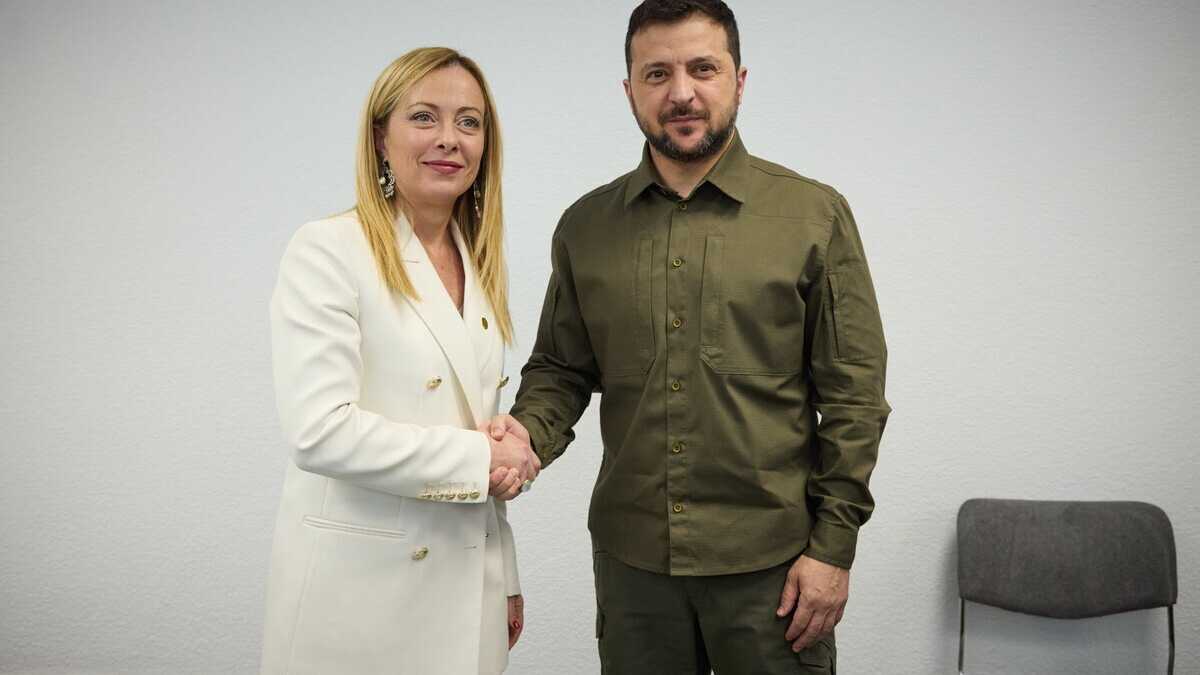Immagine di Meloni rincuora Zelensky sulle armi (senza farlo sapere). Poi impone un vertice a sei sui migranti