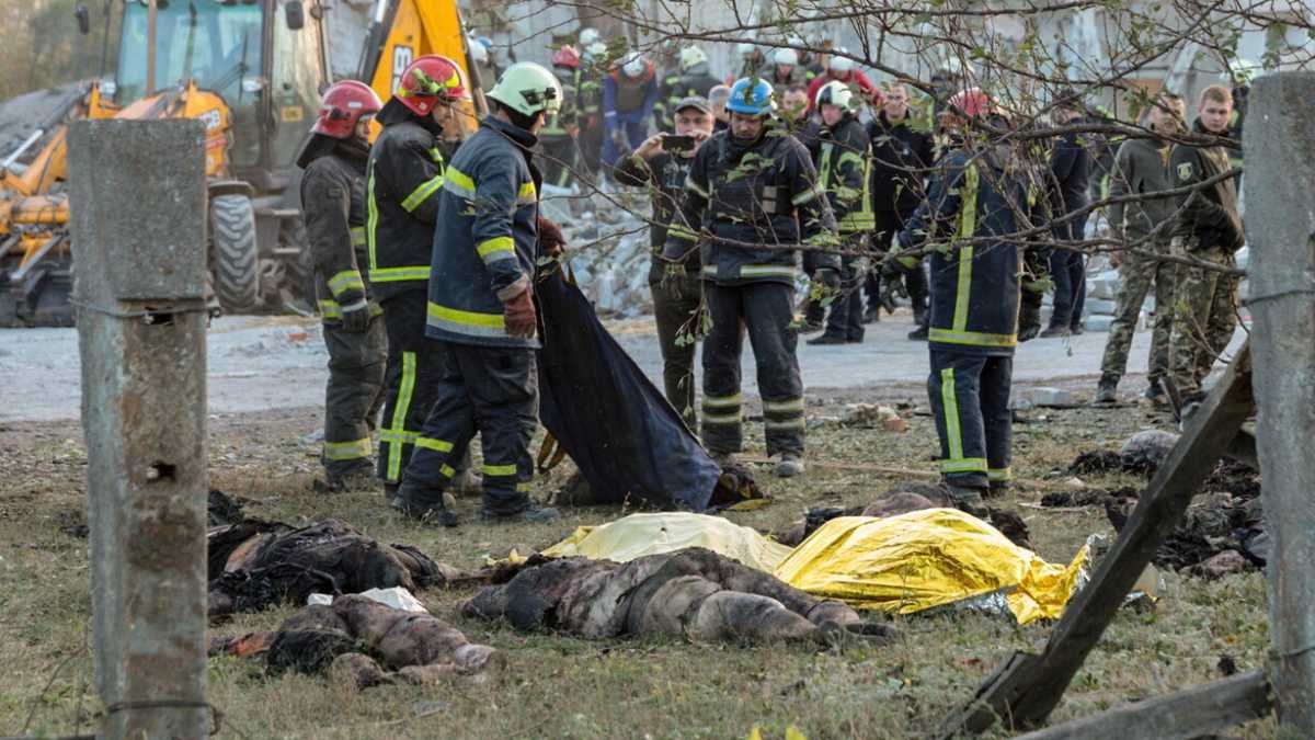 Immagine di L'attacco devastante a Hroza, in Ucraina, e i “nuovi strumenti” per far pagare Putin