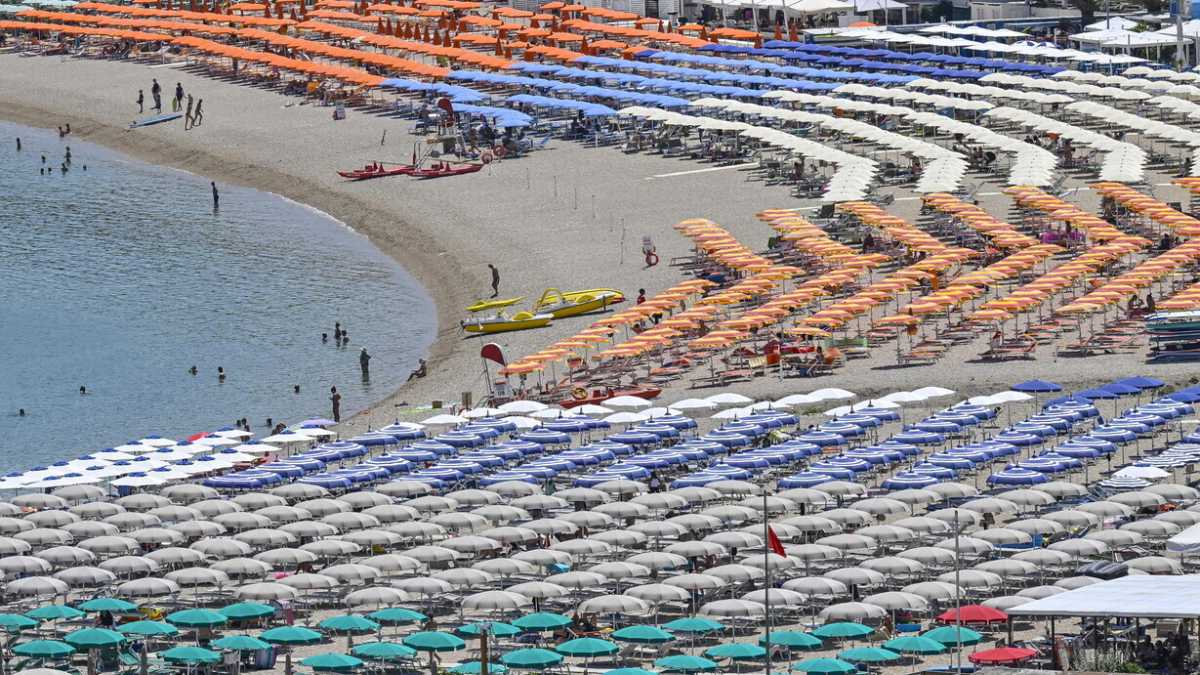 Immagine di Il trucco del governo sui balneari: gare solo per le spiagge libere