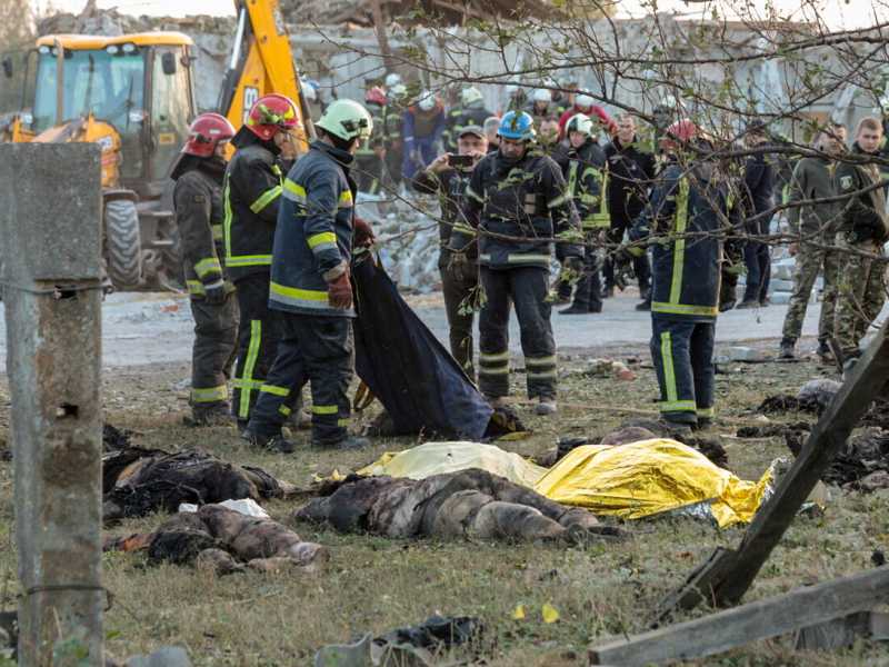 L'attacco devastante a Hroza, in Ucraina, e i “nuovi strumenti” per far pagare Putin