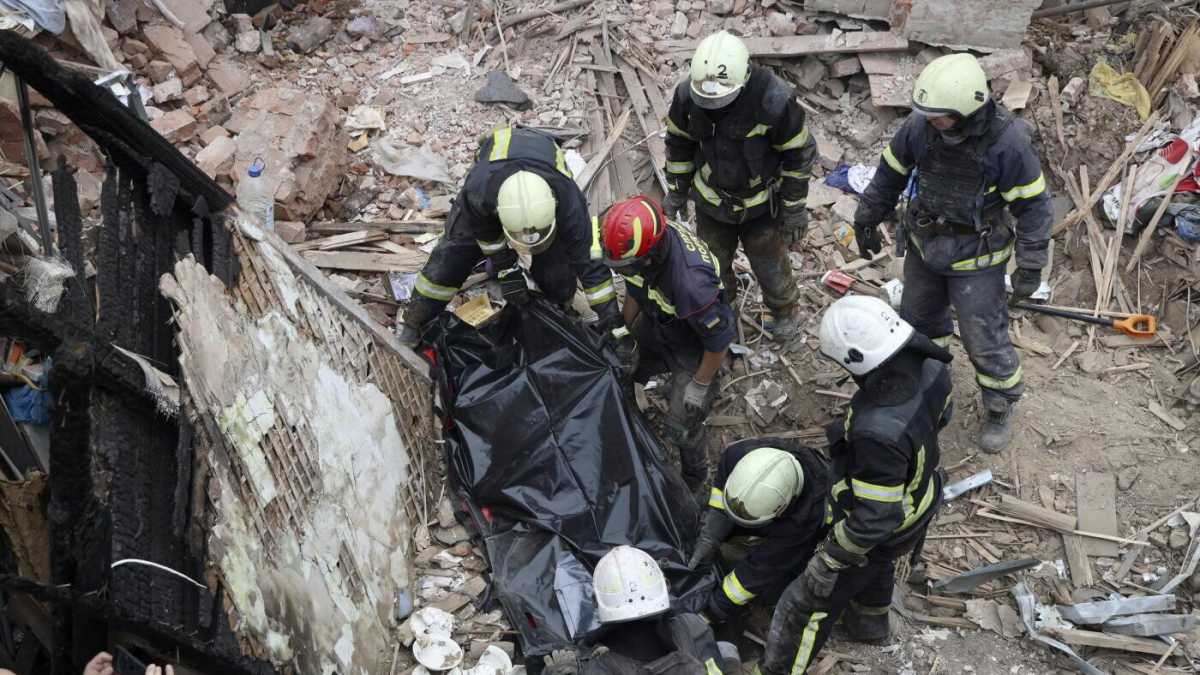 Immagine di I corpi di Kharkiv, il tempo del lutto e quello della battaglia e un video anti scettici girato in cucina