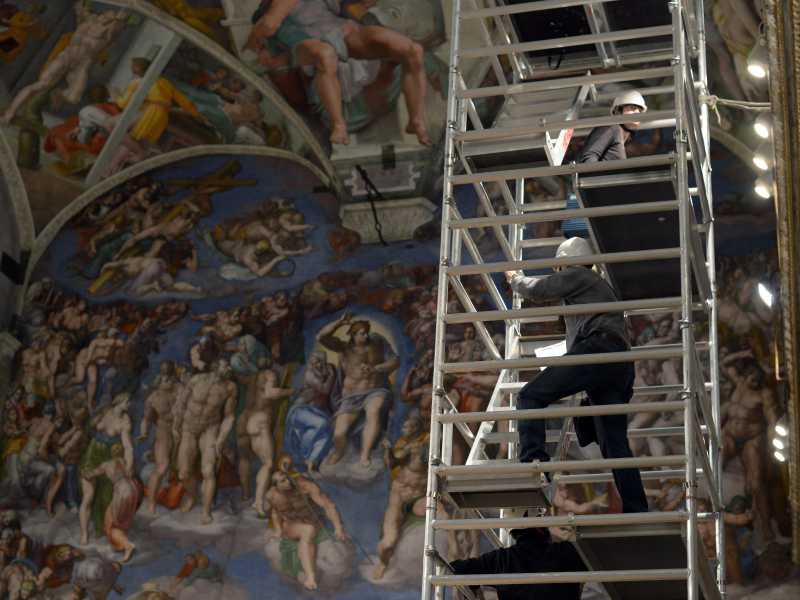 Preparativi per il conclave all'interno della cappella Sistina nel marzo 2013 (LaPresse/AP)&nbsp;<br />