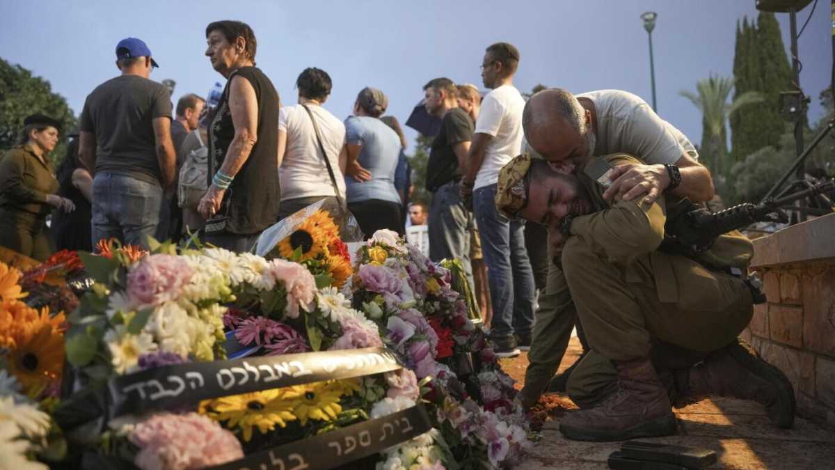 Immagine di Il confine di Gaza, la conta dei morti (più di 900) e la mediazione del Qatar per gli ostaggi