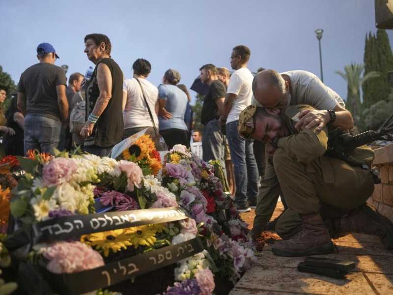 Il confine di Gaza, la conta dei morti (più di 900) e la mediazione del Qatar per gli ostaggi