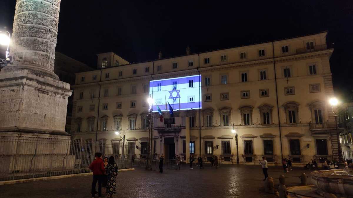 Immagine di Meloni visita a sorpresa la sinagoga di Roma