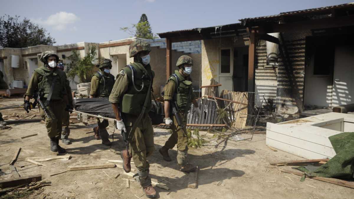 Immagine di Israele riprende il controllo del confine con Gaza e scopre l'orrore di Kfar Aza
