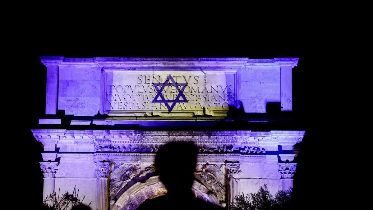Immagine di Sull’arco di Tito, la Stella di Davide è ancora lucente. In piazza, in solidarietà di Israele
