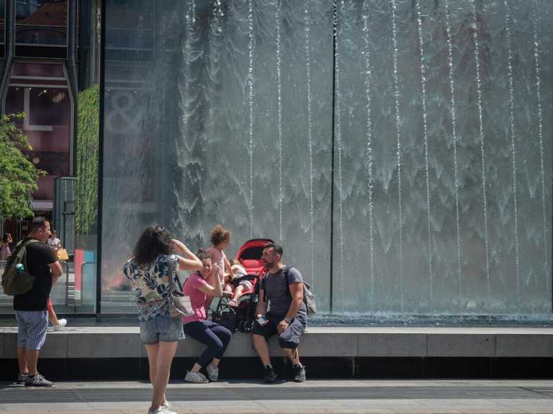 Non basta trasformare parcheggi in piazze: com’è triste San Babila a Milano