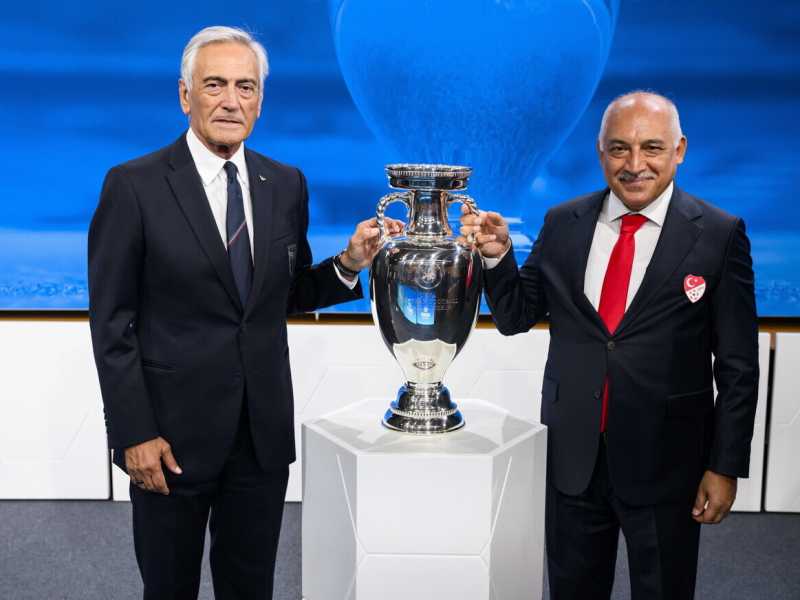 I presidenti federali italiano e turco Gabriele Gravina e Mehmet Buyukeksi dopo aver ottenuto l'organizzazione di Euro 2032 (foto Epa, via Ansa)<br />