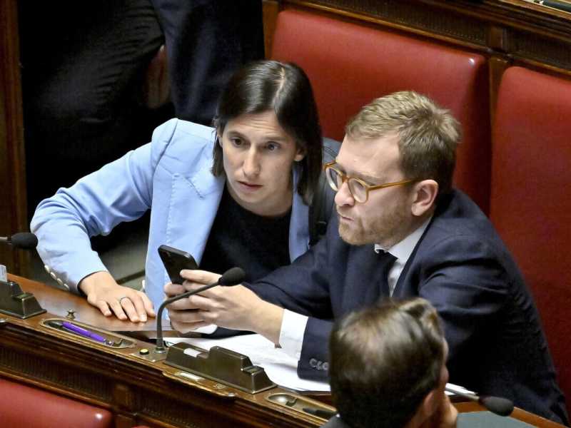 Mozione su Israele al 90° minuto. Bonelli di qua, Braga di là ed Elly (dov’è?)