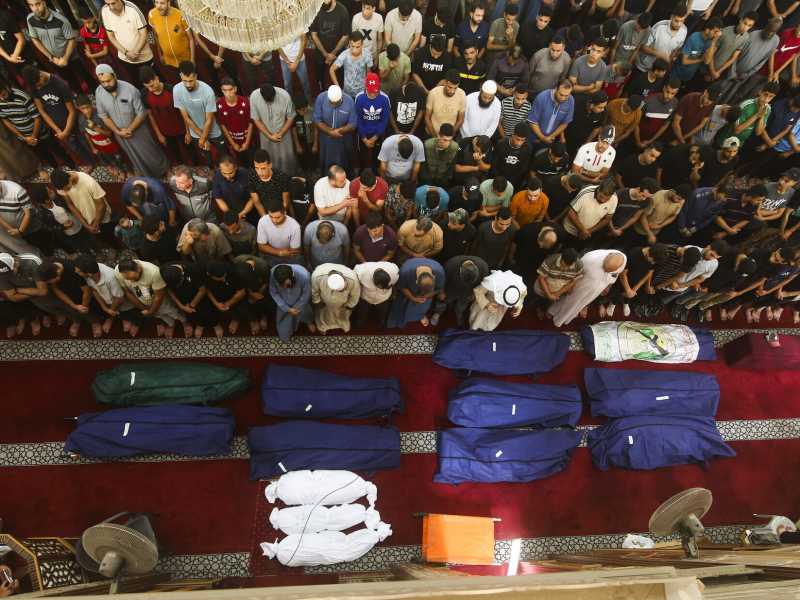 Il funerale di un leader di Hamas a Rafah, a sud della Striscia di Gaza (foto LaPresse)
