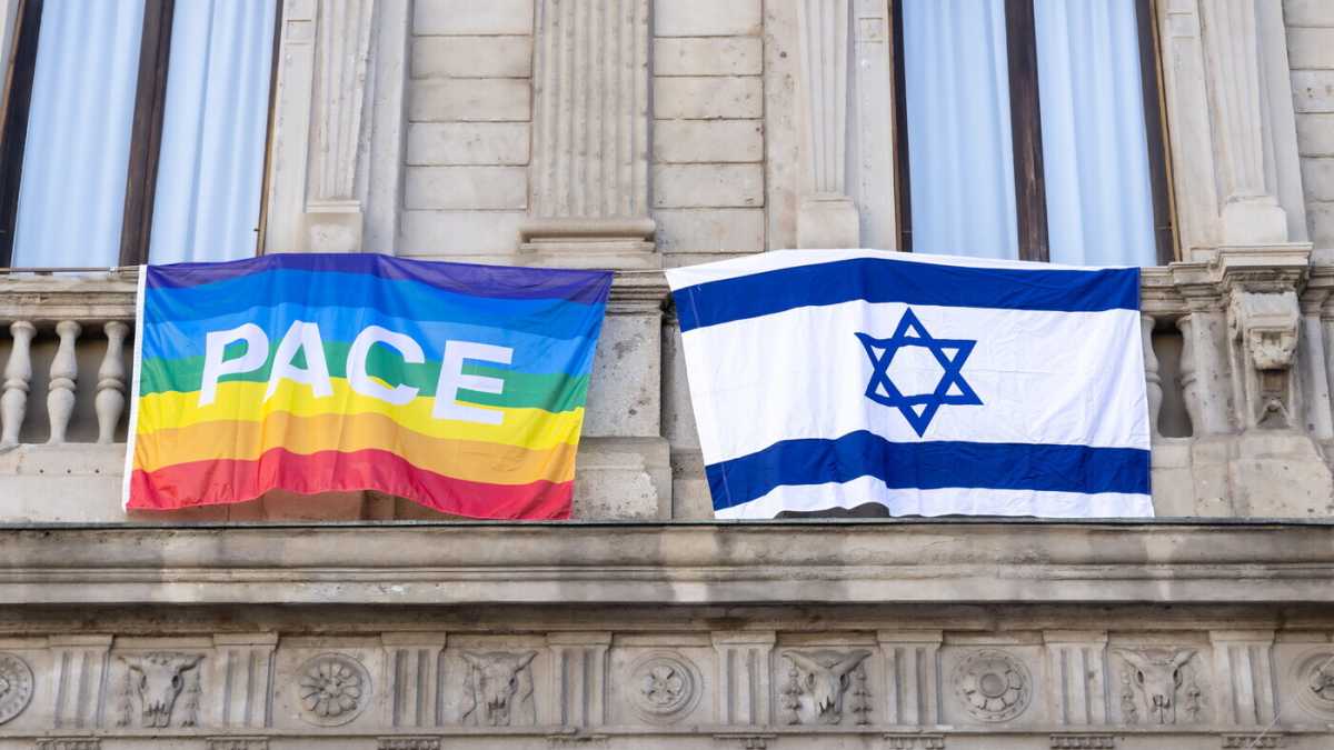 Immagine di Il capo del memoriale della Shoah critica Sala sulla bandiera della pace. E ha ragione