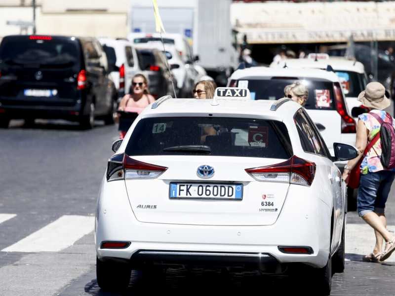 Flop dello sciopero dei taxi, si va verso l’aumento. Più che delle licenze, delle tariffe (pure dei bus)