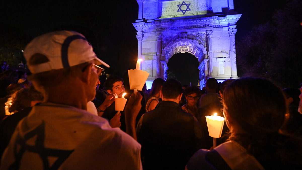 Immagine di Difendere Israele sotto l’Arco di Tito, fare come Freud che ci andava sempre e da lì scrisse: ‘L’ebreo vive ancora’