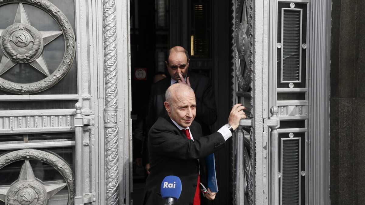 Immagine di Che ci fa un putinista all'ambasciata italiana a Mosca?