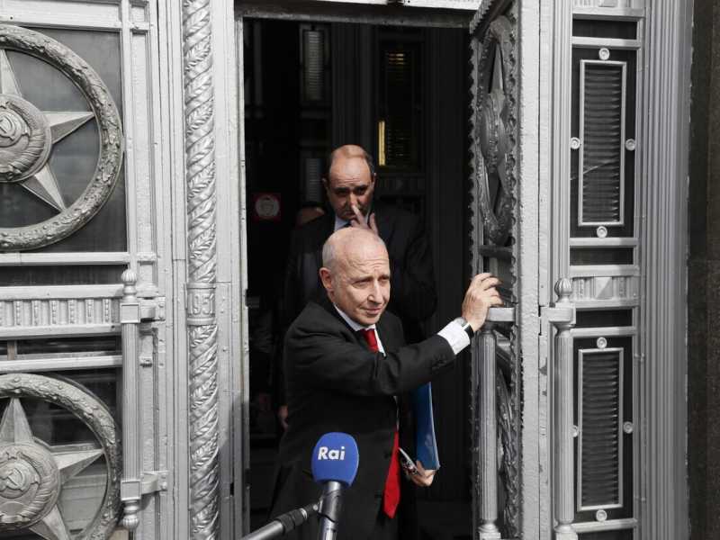 Che ci fa un putinista all'ambasciata italiana a Mosca?
