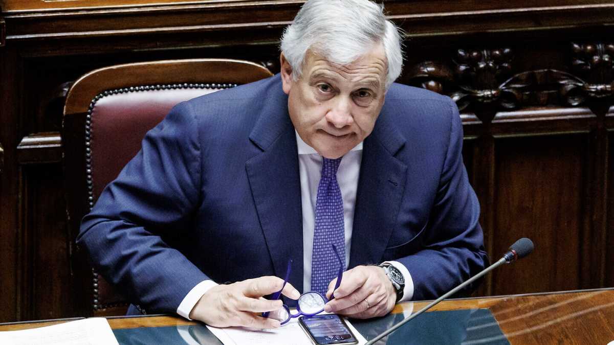 Immagine di Tutto l'imbarazzo di Tajani per il pasticcio dell'ambasciata italiana in Russia