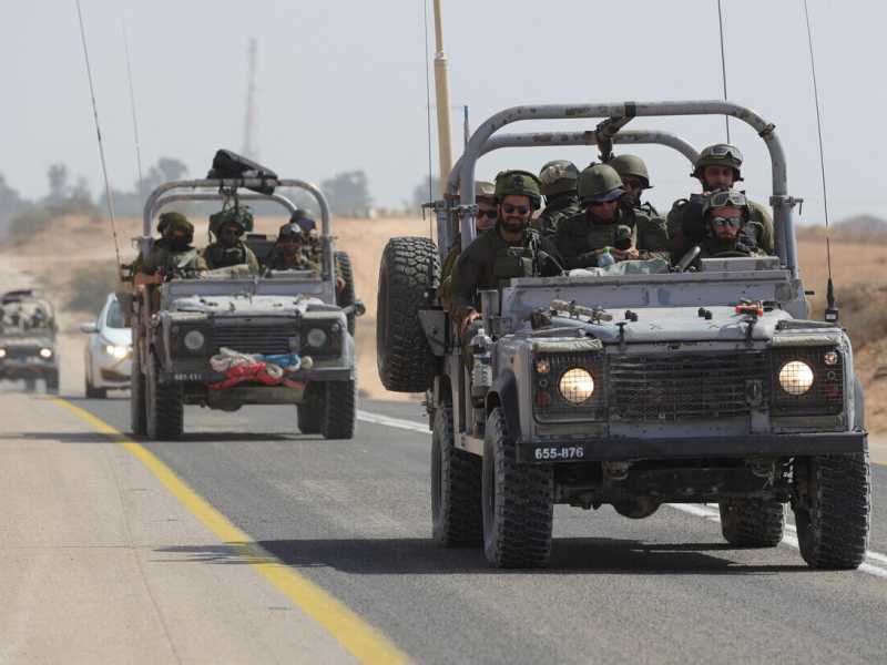 Truppe israeliane si raggruppano al confine della striscia di Gaza (Ansa)