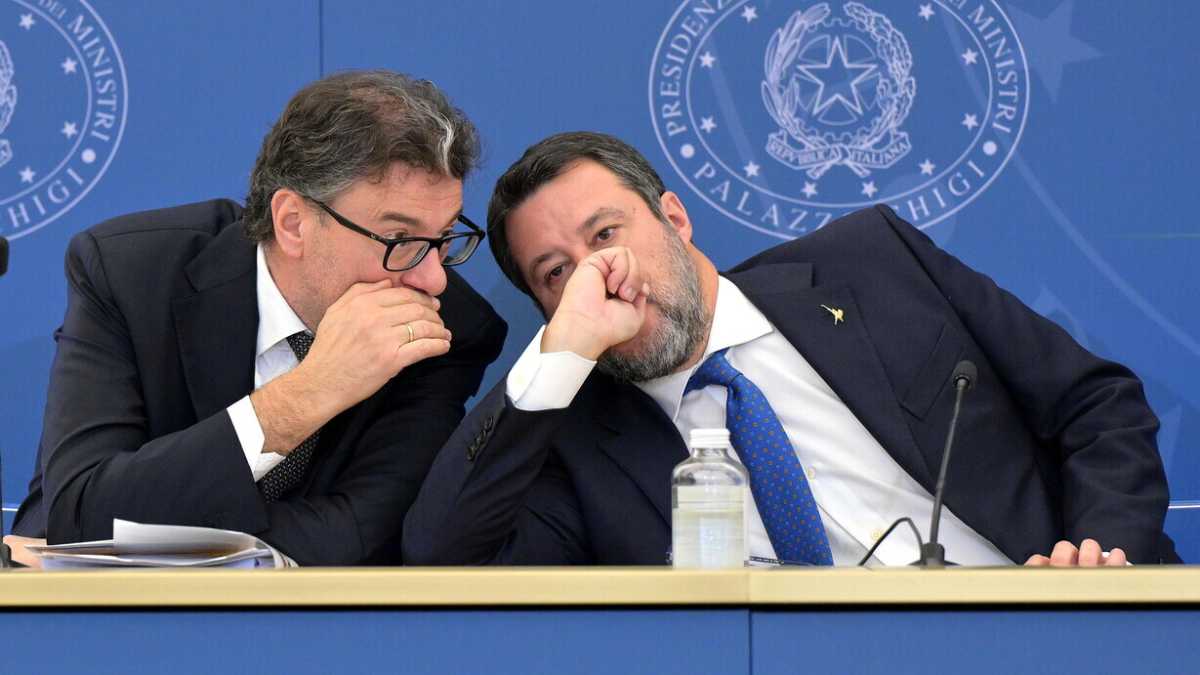 Immagine di Giorgetti molla "schiaffoni" a Salvini per evitare di prenderli a Bruxelles