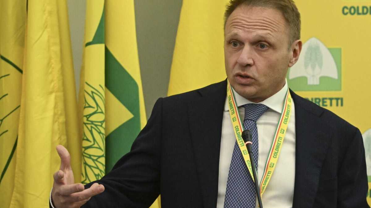 Immagine di Ritirata patriottica: Lollobrigida si rimangia il ddl sulla "carne sintetica"