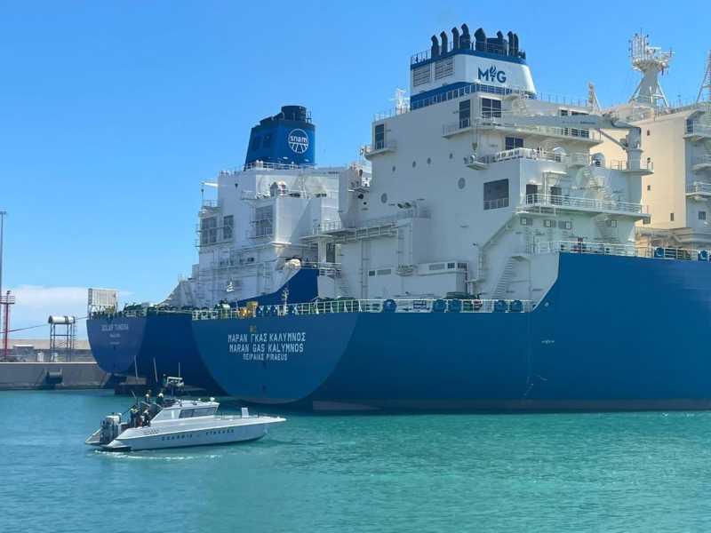 La nave rigassificatrice di Piombino (Foto Ansa)