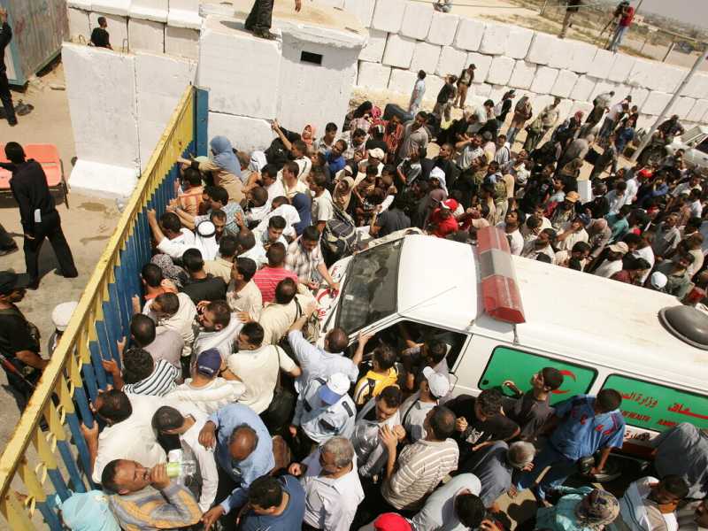 Code al valico con l'Egitto, ma Israele avverte: "Nessun cessate il fuoco su Gaza"
