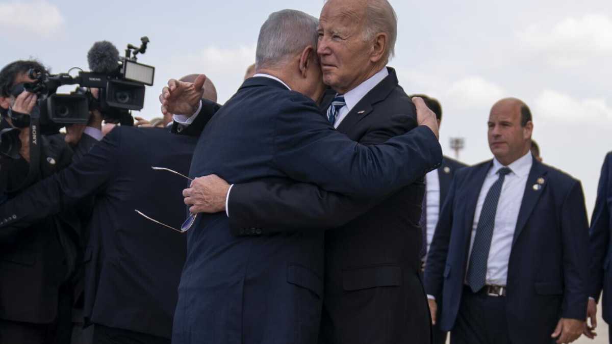 Immagine di L’abbraccio di Biden a Netanyahu e lo sblocco degli aiuti a Gaza. “I terroristi non vinceranno”