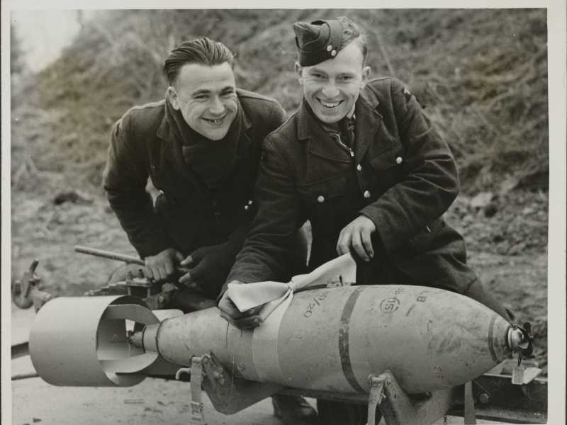 Un uovo di Pasqua per Hitler della Royal Air Force "da qualche parte in Gran Bretagna" (Foto di Hulton Archive/Getty Images)&nbsp;<br />