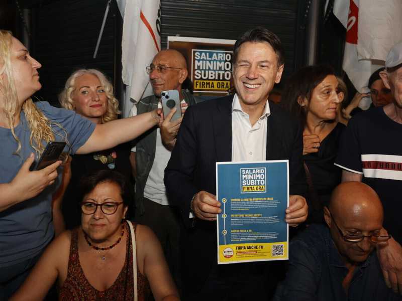Ancora un rinvio sul salario minimo. "Meloni si nasconde dietro al Cnel", attaccano Conte e Schlein
