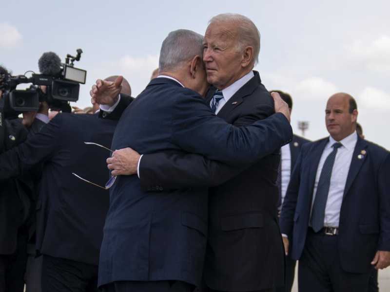 L’abbraccio di Biden a Netanyahu e lo sblocco degli aiuti a Gaza. “I terroristi non vinceranno”