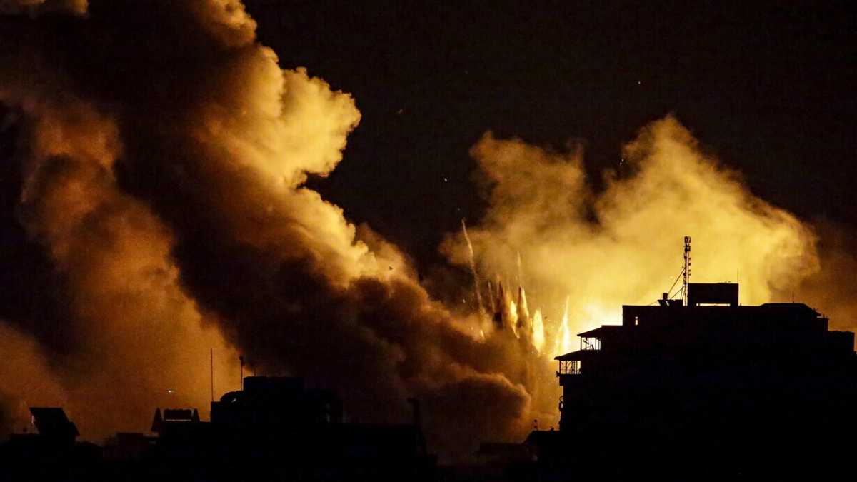 Immagine di Israele colpisce obiettivi a Gaza e in Libano. Attesi per domani gli aiuti nella Striscia