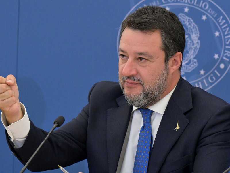 I toni da Truce premiano (per ora) la Lega, che nei sondaggi torna al 10 per cento. FdI sempre primo partito