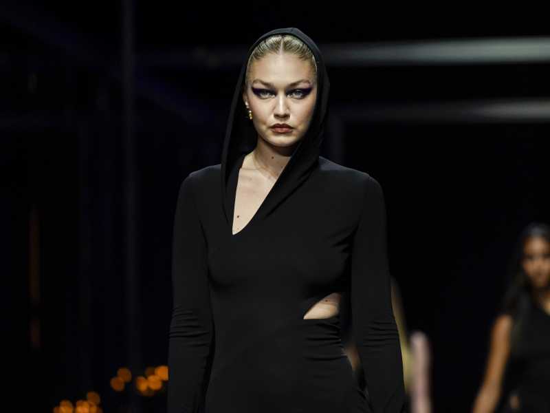 Gigi Hadid veste Versace a Milano nel 2022 (AP Photo/Alberto Pezzali)<br />&nbsp;<br />