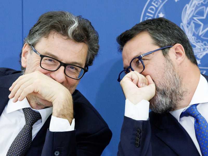 I ministri Giancarlo Giorgetti e Matteo Salvini (foto LaPresse)